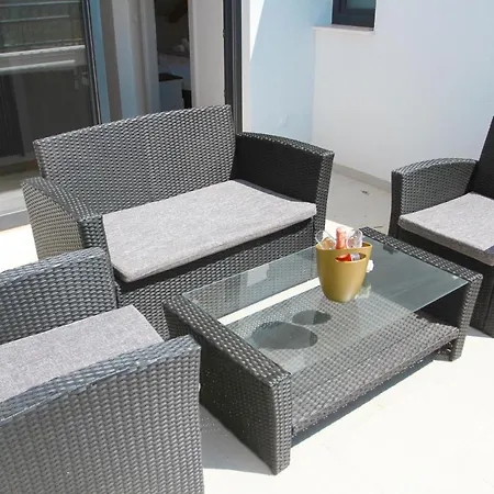 Armanda Villa *